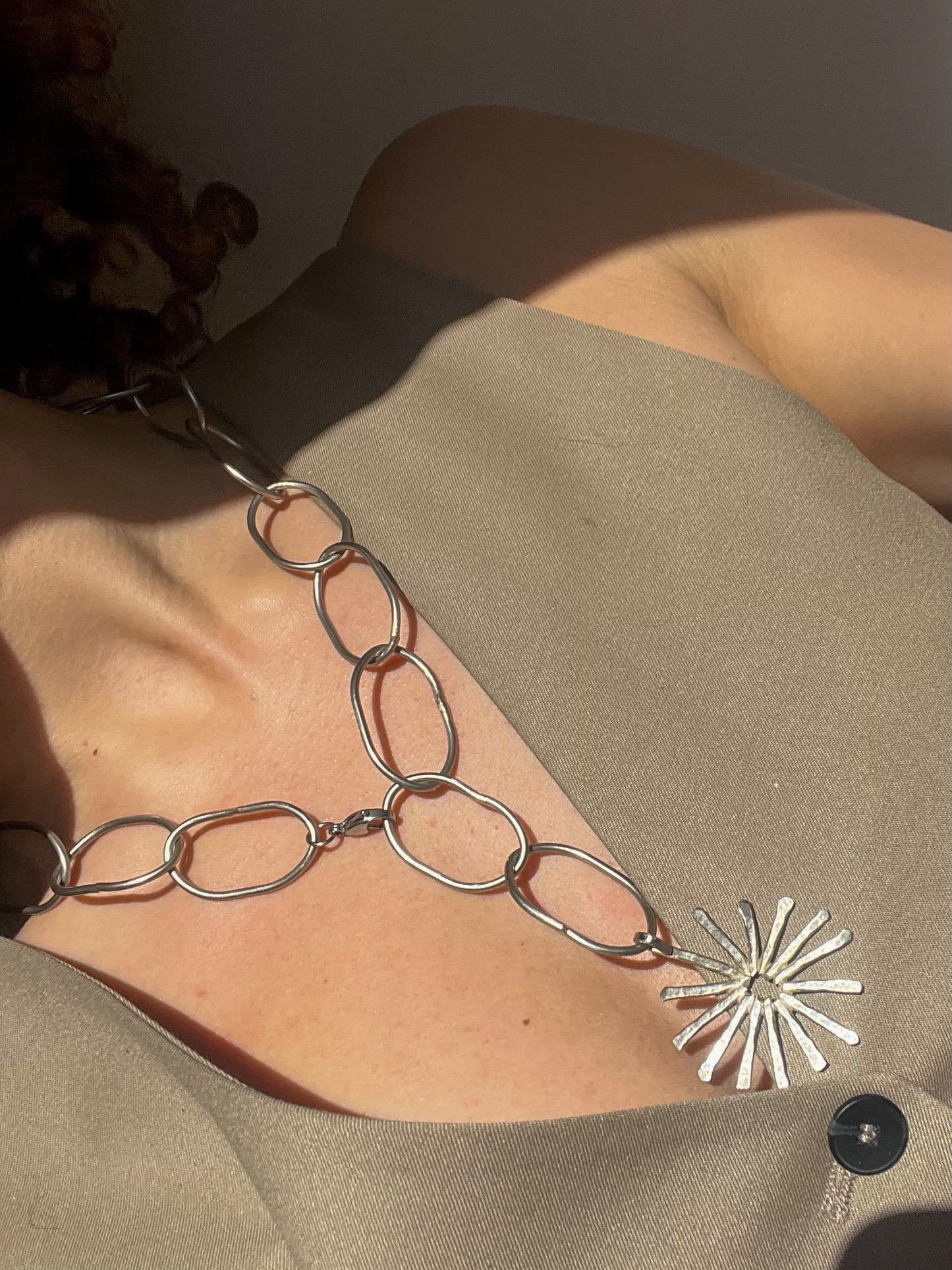 Sol con cadena hecha a mano