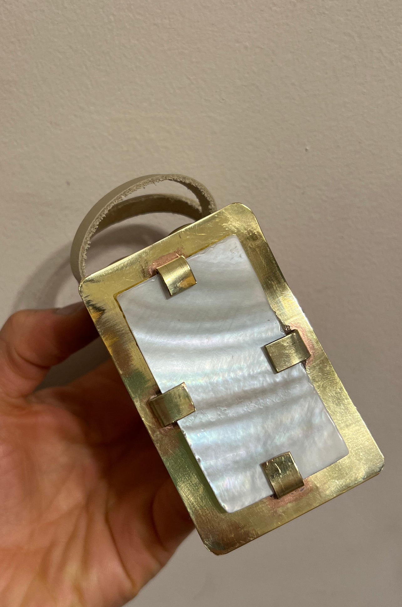 Cinturón de cuero con nácar rectangular
