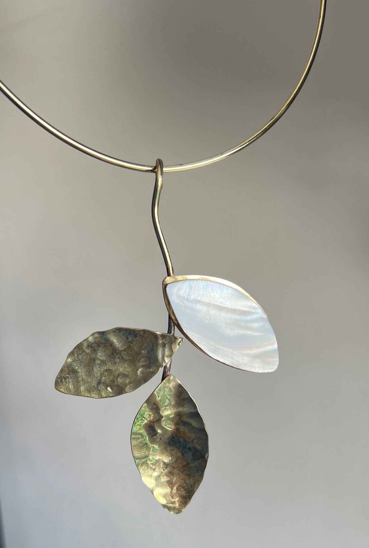 Gargantilla hojitas con nácar