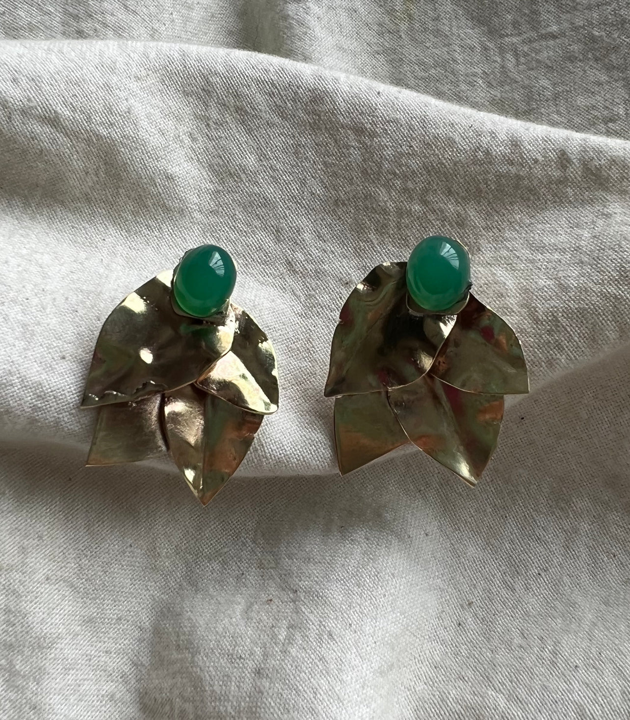 Caravanas mini hojitas con piedra