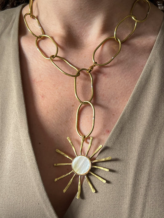 Sol nácar y cadena hecha a mano