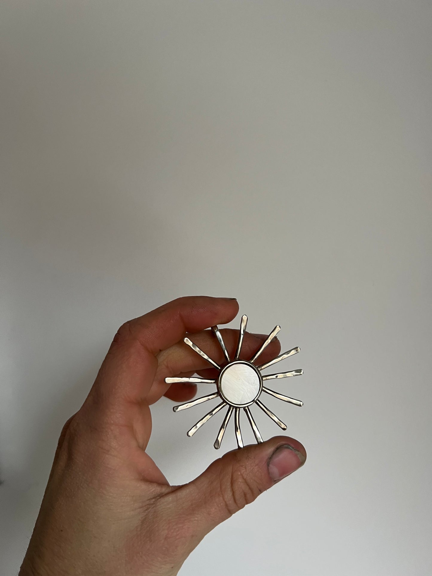 Collar Sol chico nácar redondo