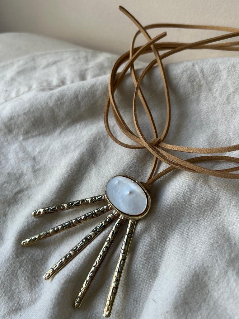 Collar sol con bronce labrado y nácar