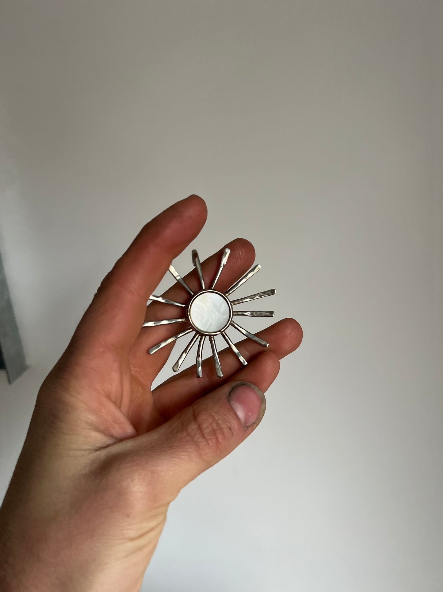 Collar Sol chico nácar redondo