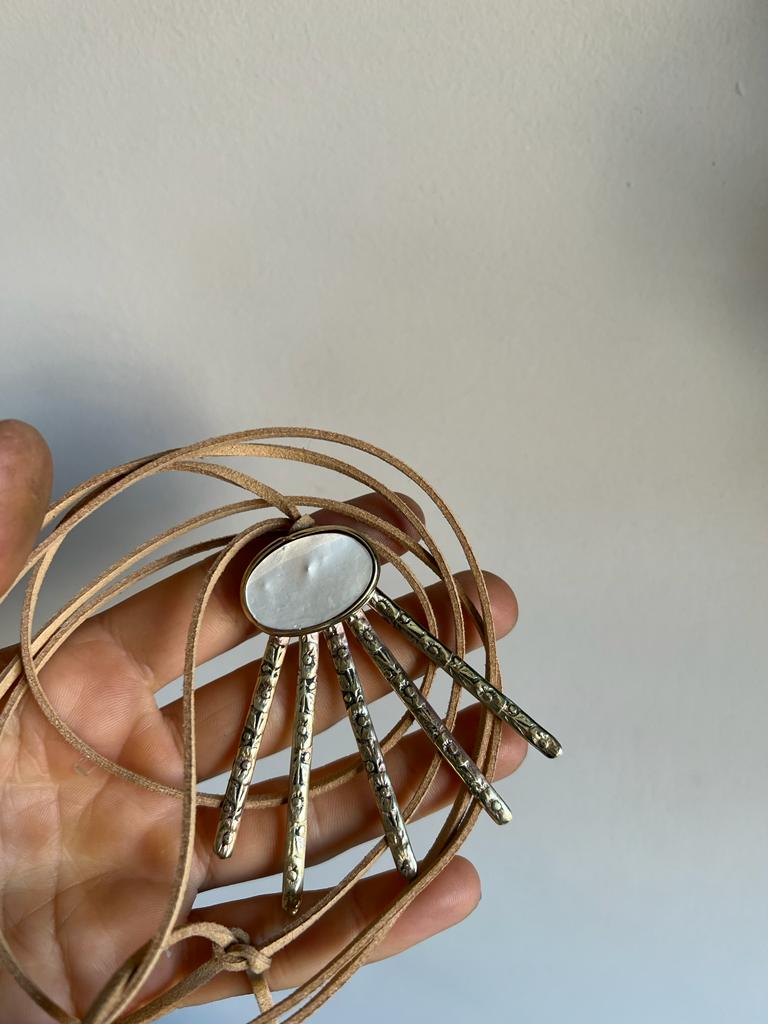 Collar sol con bronce labrado y nácar