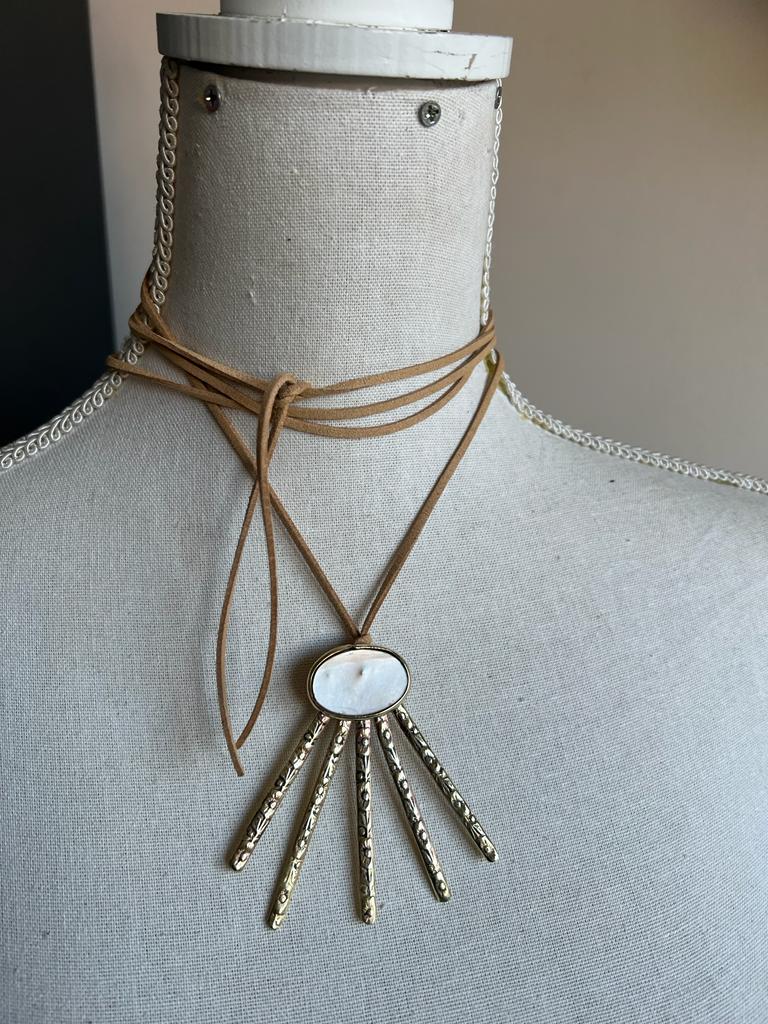 Collar sol con bronce labrado y nácar