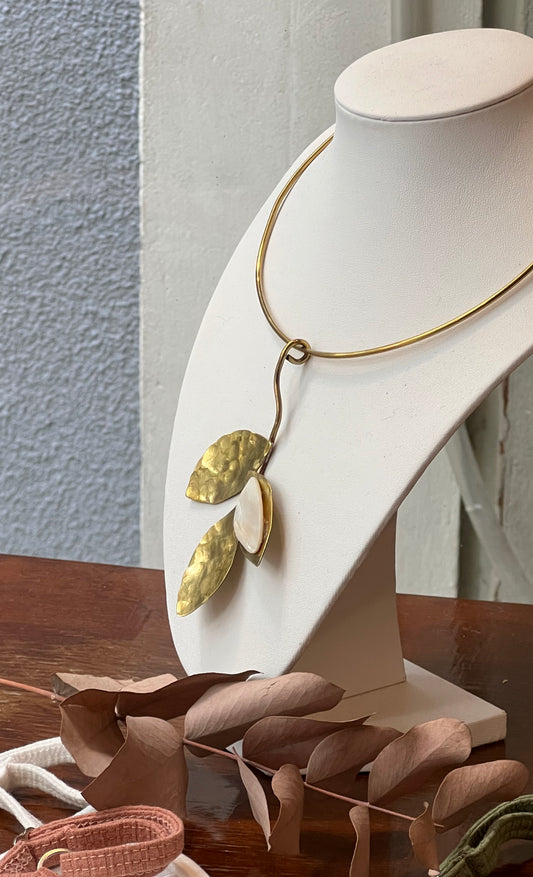 Gargantilla hojitas con nácar