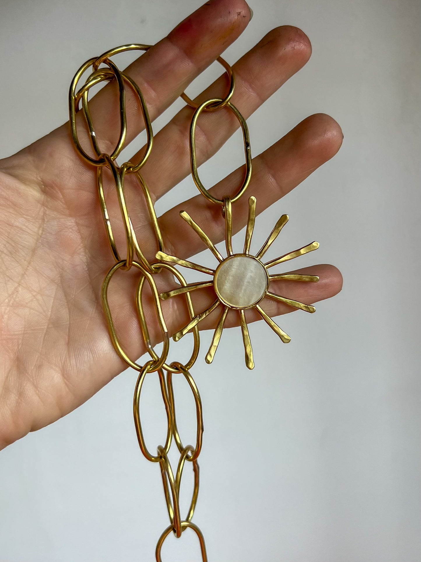 Sol nácar y cadena hecha a mano