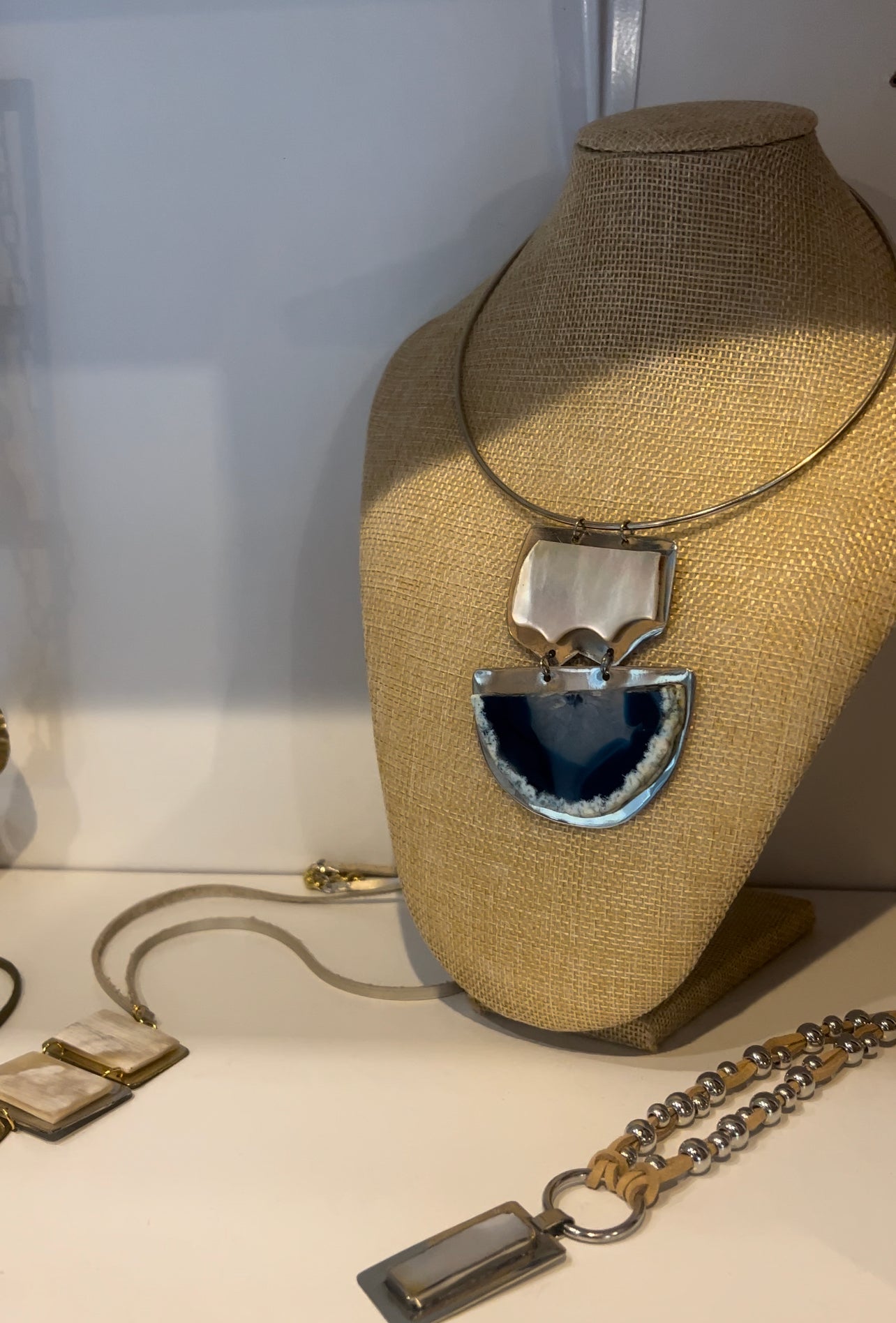 Gargantilla simple con ágata y nácar