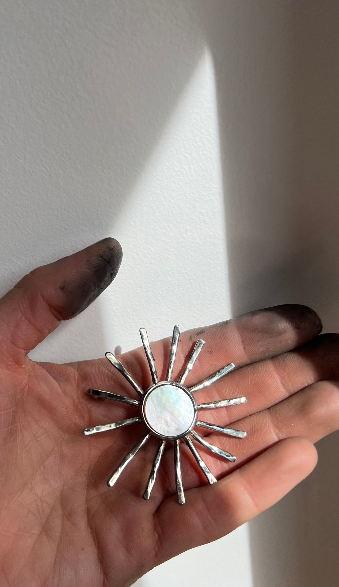 Collar Sol chico nácar redondo