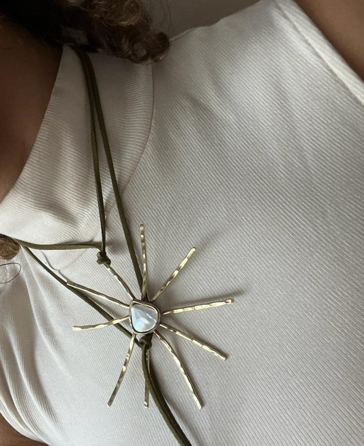 Collar sol nácar triangular