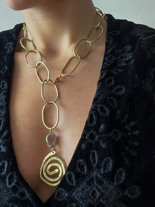 Espiral con cadena hecha a mano